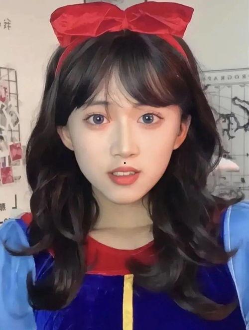 网红吃瓜男扮女装视频,网友热议性别界限与网络娱乐