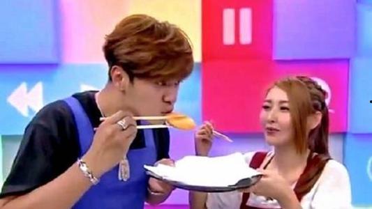 吃瓜事件网红抢男朋友,网红抢男友，一场吃瓜群众的狂欢